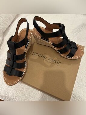 Kenneth Cole GENTLE SOULS
CAPELIN LEATHER ESPADRILLE WEDGE 8